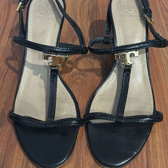 Tory Burch black low heels with gold hardware strap T strap size 10 patent leath - Picture 1 of 9